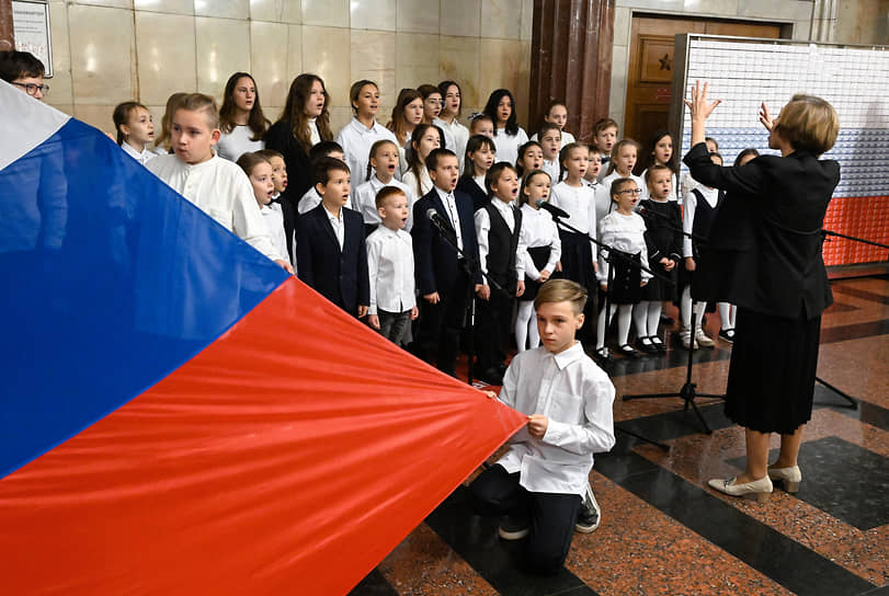 Выступление детского хора на станции метро «Курская» в Москве