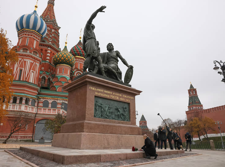 Президент России Владимир Путин возлагает цветы к памятнику Кузьме Минину и Дмитрию Пожарскому на Красной площади в Москве  