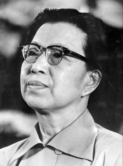 Китайская актриса Цзян Цинн, прожившая 37 лет в браке с основателем КНР Мао Цзэдуном, после его смерти в 1976 году попала под показательный судебный процесс. На нее взвалили многие ошибки периода правления Мао. В итоге женщину приговорили к смертной казни, но потом смягчили приговор до пожизненного заключения. В 1991 году из-за рака горла она была выпущена на свободу, а в мае 1991 повесилась в душевой комнате больницы