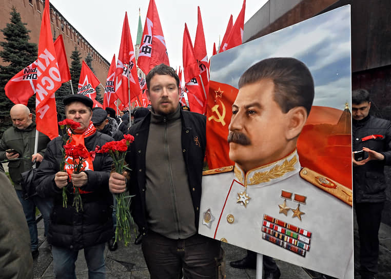 Участники акции с портретом Сталина