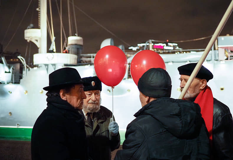 Участники церемонии возложения цветов на набережной у крейсера «Аврора» 