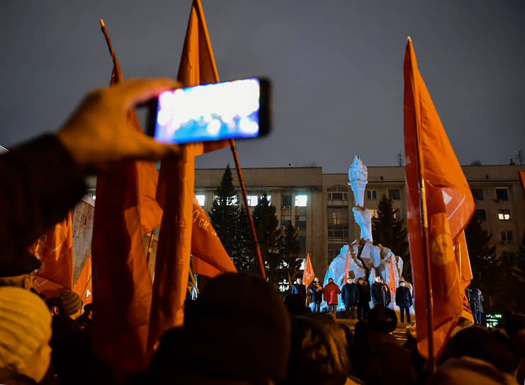 Митинг коммунистов в Новосибирске в Мемориальном сквере, посвященном героям революции