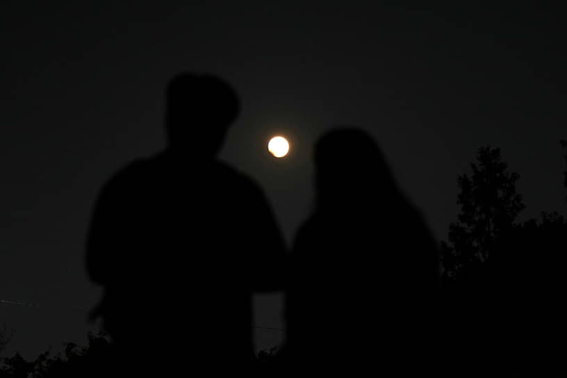 Тень от Земли начинает закрывать Луну в Сеуле (Южная Корея) 