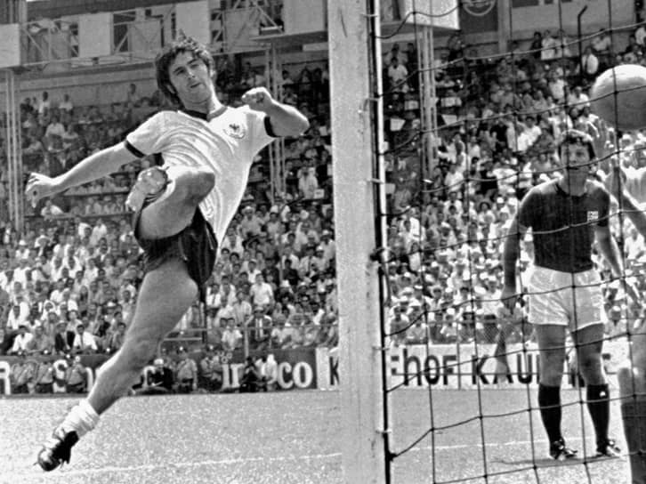 Герд Мюллер (Германия), 14 голов. Участвовал в чемпионатах мира 1970 и 1974 годов