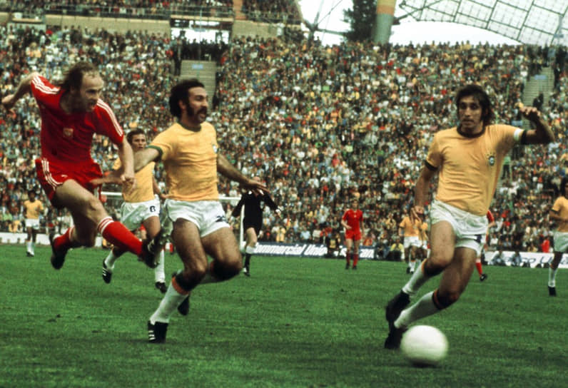 Гжегож Лято (Польша), 10 голов. Участвовал в чемпионатах мира 1974, 1978 и 1982 годов 
&lt;BR>На фото слева