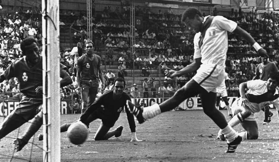 Теофило Кубильяс (Перу), 10 голов. Участвовал в мировых первенствах 1970, 1978 и 1982 годов 
&lt;BR>На фото второй справа