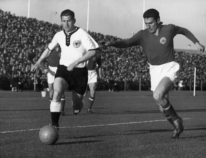 Хельмут Ран (Германия), 10 голов. Участвовал в чемпионатах мира 1954 и 1958 годов  
&lt;BR>На фото слева