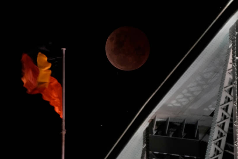 «Кровавое» лунное затмение в Сиднее (Австралия)