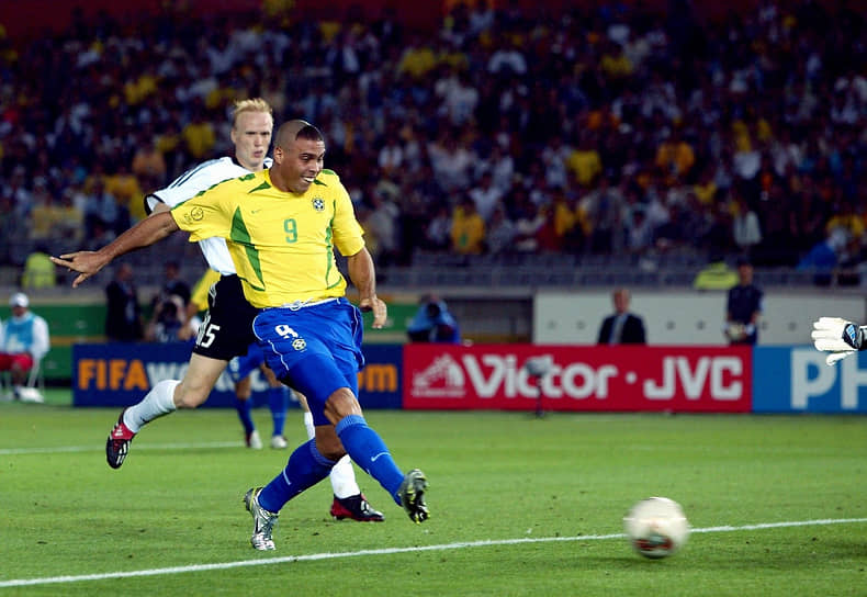 Роналдо (Роналду Луис Назариу ди Лима, Бразилия), 15 голов. Ездил на мировые первенства 1994, 1998, 2002 и 2006 годов. При этом на ЧМ-1994 года ни разу не вышел на поле, просидев на скамейке запасных  