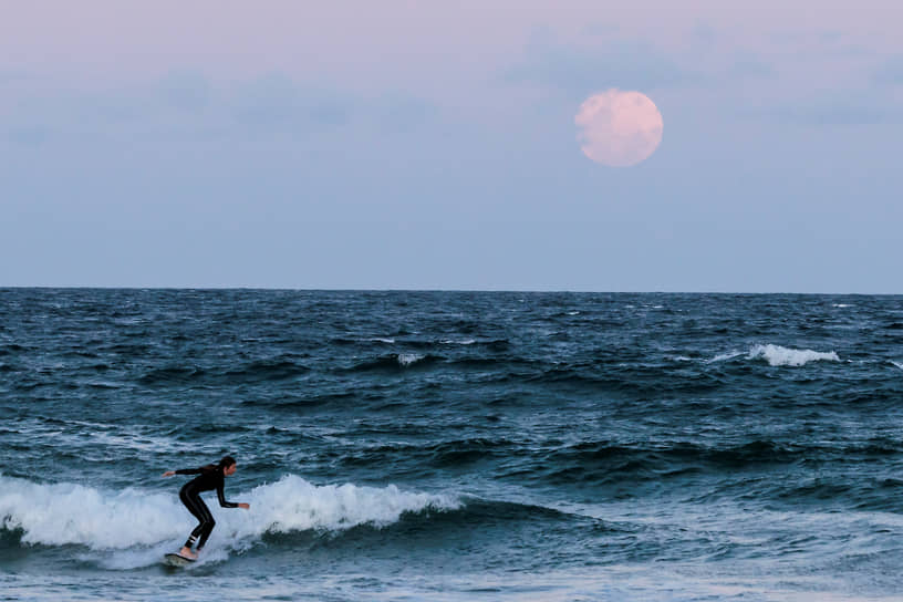 Полная Луна перед затмением в Сиднее (Австралия)