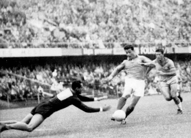 Жюстен Фонтен (Франция), 13 голов. Установил свой рекорд всего за один чемпионат мира 1958 года
&lt;BR>На фото в центре