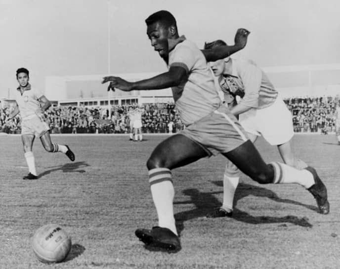 Эдсон Арантис ду Насименту, более известный как Пеле (Бразилия), 12 голов. Играл на чемпионатах мира 1958, 1962, 1966 и 1970 годов  