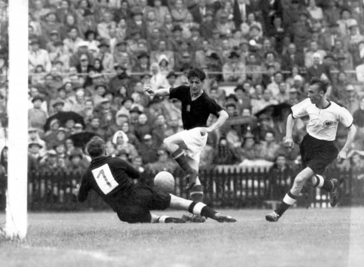 Шандор Кочиш (Венгрия), 11 голов. Участвовал лишь в одном чемпионате мира 1954 года   
&lt;BR>На фото в центре