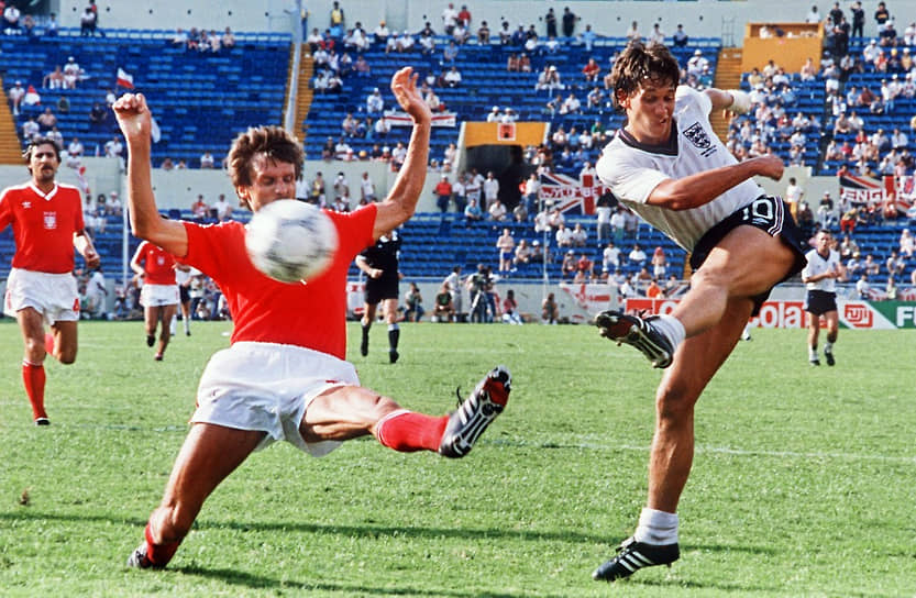 Гари Линекер (Англия), 10 голов. Выступал на чемпионатах мира 1986 и 1990 годов  
&lt;BR>На фото справа
