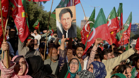 Выстрелы срикошетили в правительство // Пакистанская оппозиция требует досрочных выборов после покушения на Имрана Хана