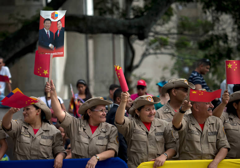 Члены ополчения Венесуэлы приветствуют китайского лидера Си Цзиньпиня во время его визита в Каракас