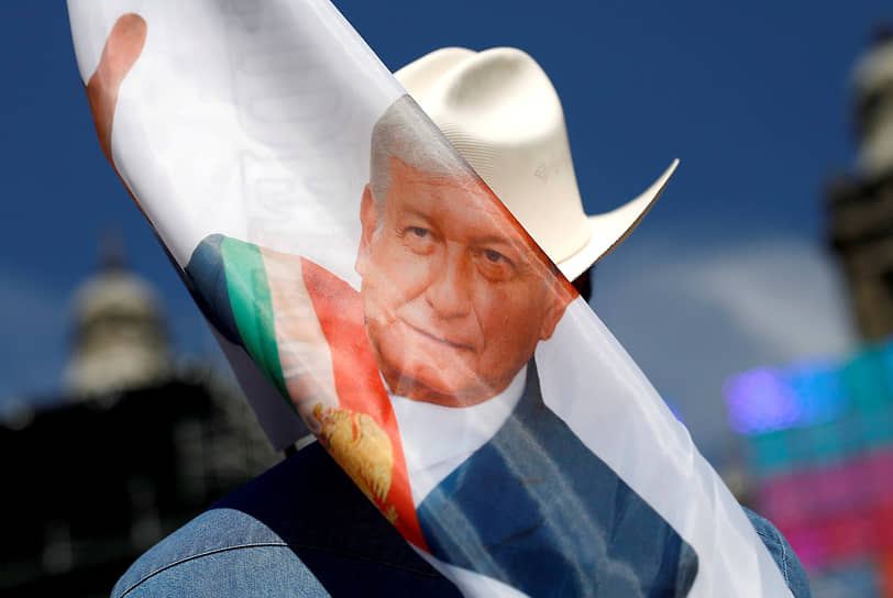 Флаг с изображением президента Мексики Андреса Мануэля Лопеса Обрадора в руках его сторонника
