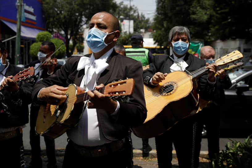 Оркестр мариачи исполняет серенаду для медицинского персонала Национального института респираторных заболеваний во время вспышки коронавируса в Мексике