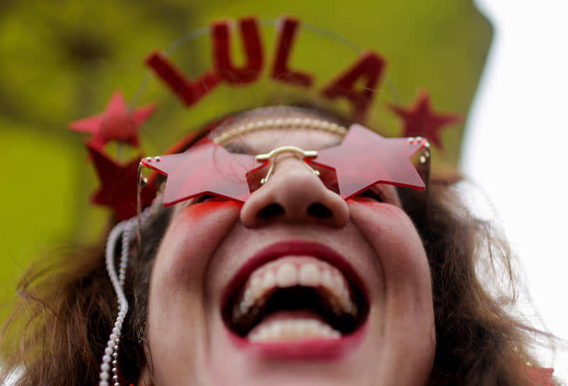 Участница парада в поддержку новоизбранного президента Бразилии Лулы да Силвы