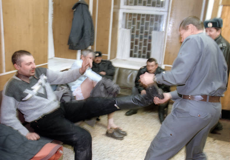 Сотрудники вытрезвителя милиции Москвы во время приема мужчин в состоянии алкогольного опьянения, 1998 год 