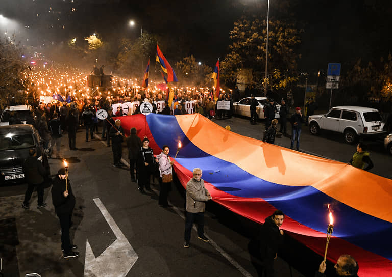 Участники шествия растянули армянский триколор 