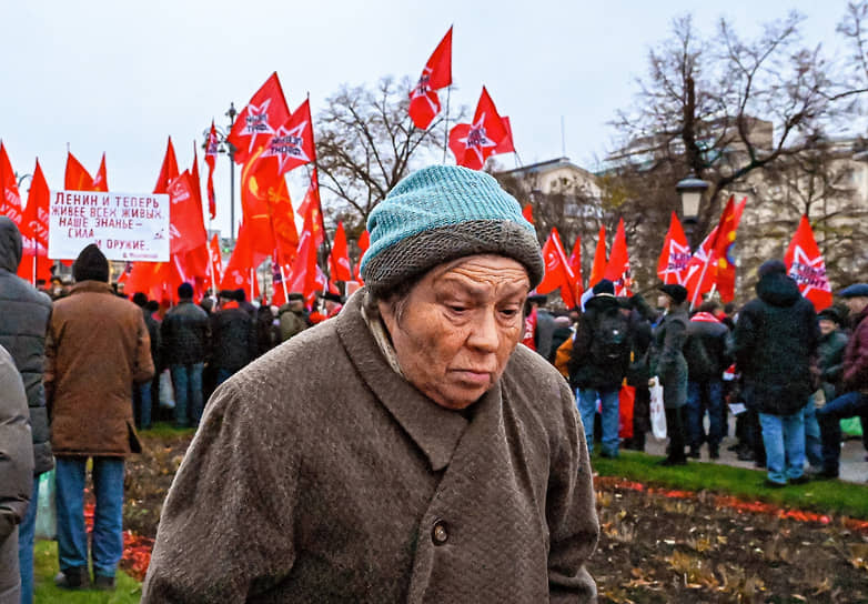 Москва. Участники митинга, посвященного 105-й годовщине Октябрьской социалистической революции