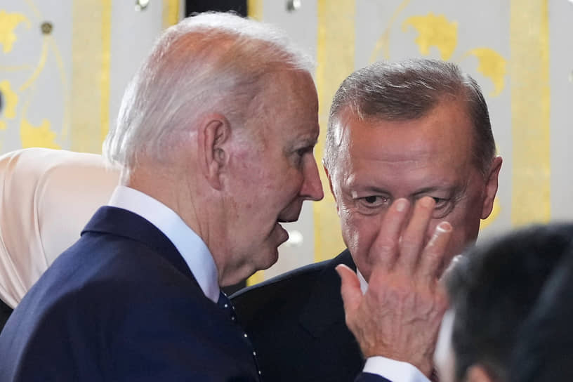 Президент США Джо Байден беседует с президентом Турции Реджепом Тайипом Эрдоганом
