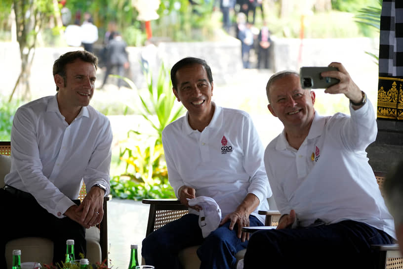 Премьер-министр Австралии Энтони Альбанезе делает селфи с президентом Франции Эмманюэлем Макроном и президентом Индонезии Джоко Видодо в природном парке Нгурах Рай
