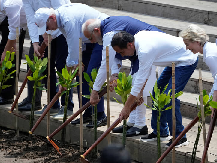 Слева направо: президент США Джо Байден, премьер-министр Индии Нарендра Моди, президент Индонезии Джоко Видодо и президент Европейской комиссии Урсула фон дер Ляйен участвуют в церемонии посадки мангровых деревьев в природном парке Нгурах Рай