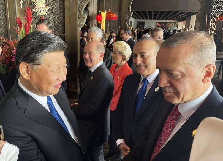 Слева направо: председатель КНР Си Цзиньпин, канцлер Германии Олаф Шольц, министр иностранных дел Турции Мевлют Чавушоглу и президент Турции Реджеп Тайип Эрдоган