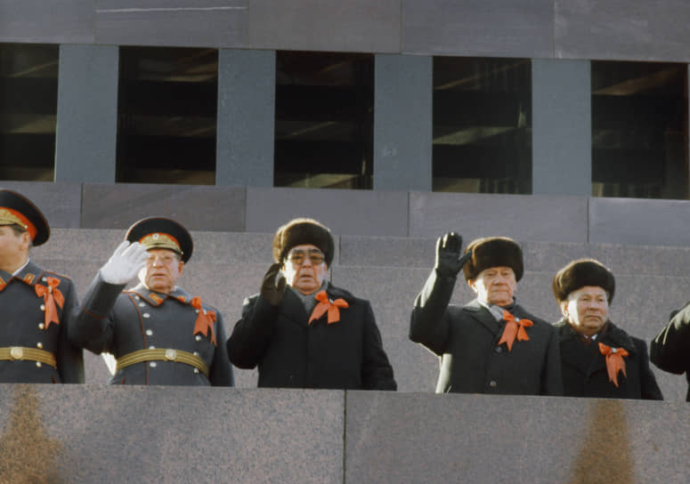 Генсек ЦК КПСС Леонид Брежнев принимает парад в честь празднования 65-летия Великой Октябрьской революции 7 ноября 1982 года, за три дня до смерти