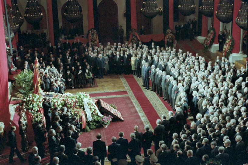 Участники Пленума ЦК КПСС на церемонии прощания в Колонном зале Дома Союзов