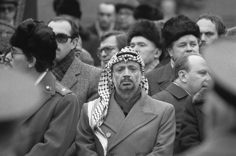 Председатель исполкома Организации освобождения Палестины Ясир Арафат на траурном митинге