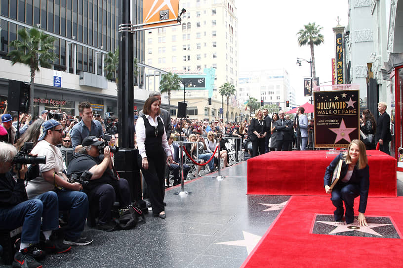 В апреле 2014 года СМИ сообщили, что Джоди Фостер вступила в однополый брак с фотографом и актрисой Александрой Хедисон. Закрытая церемония прошла в Лос-Анджелесе