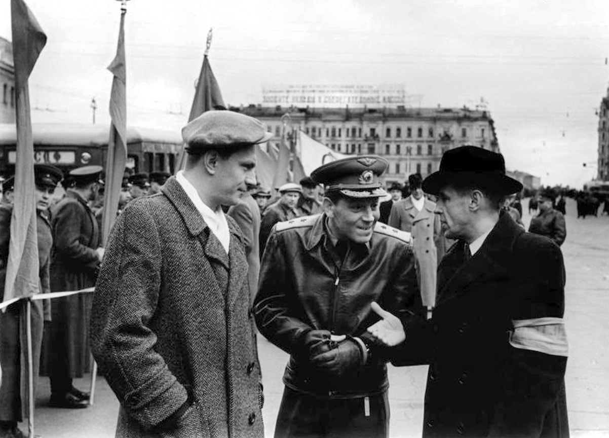 «Тогда бы у меня был живой свидетель в Берлине — В. Сталин (на фото — в центре), который мог бы отцу все рассказать»