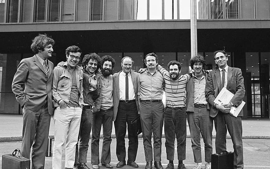 «Чикагская семерка» со своими адвокатами. Слева направо: Леонард Вайнгласс, Дэвис, Хоффман, Вайнер, Деллинджер, Фройнз, Рубин, Хейден, Уильям Канстлер