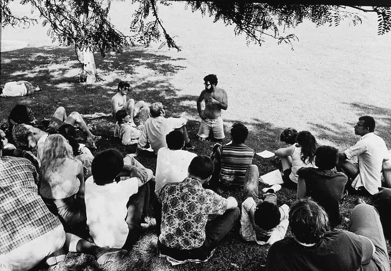 Ли Вайнер читает лекцию участникам протестов в чикагском парке Линкольна