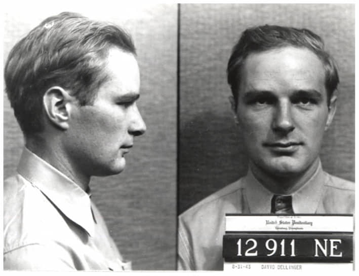 Дэвид Деллинджер. Полицейское фото 1943 года, сделанное после ареста за отказ от призыва в армию
