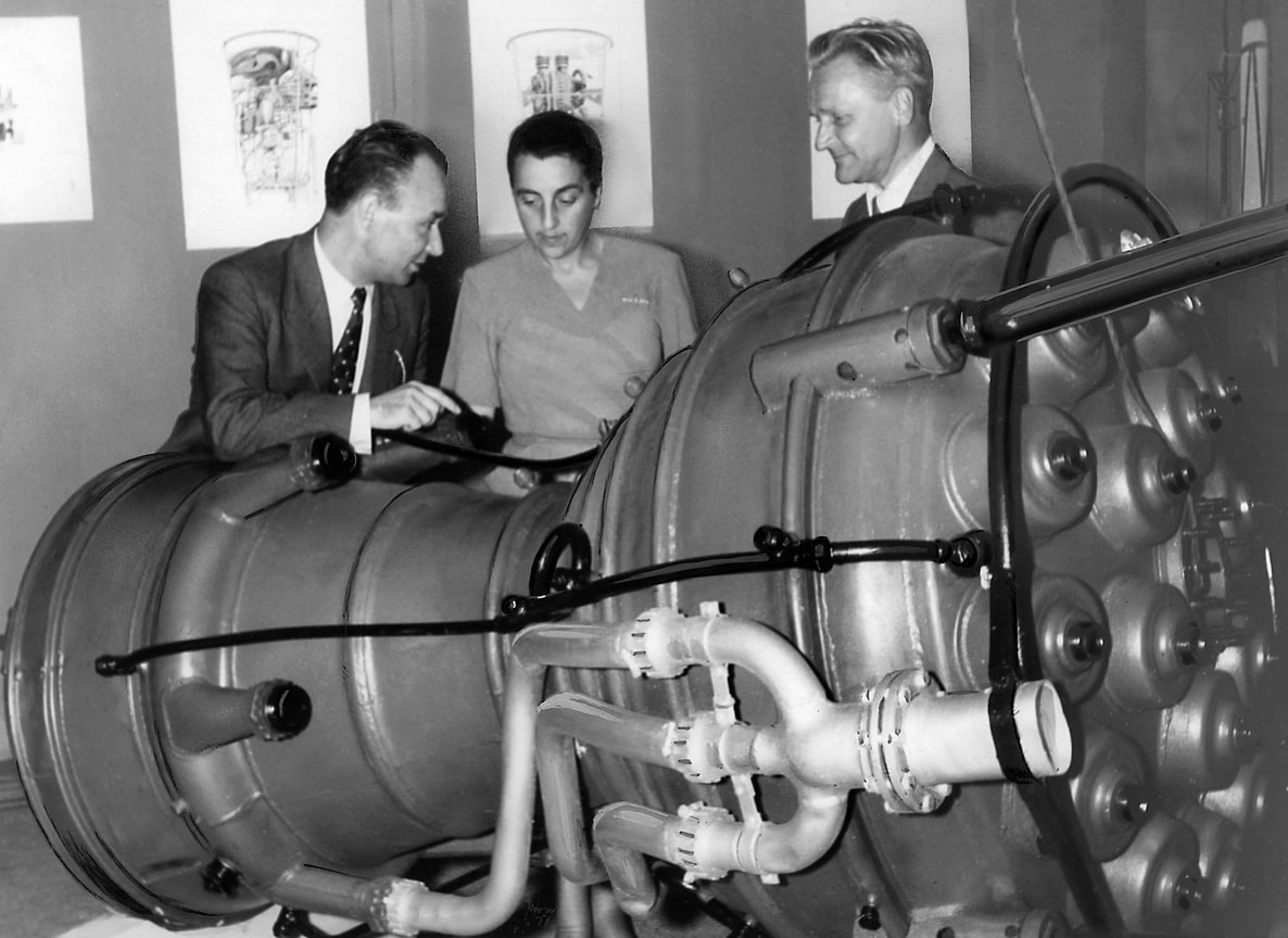 «Авторами оказались хорошо известный еще до войны австрийский исследователь в области ракетных двигателей Э. Зенгер и неизвестный нам И. Бредт». На фото: профессор Э. Зенгер (справа), его супруга И. Зенгер-Брендт (в центре)
