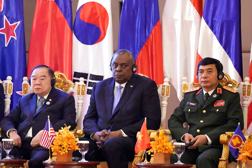 Слева направо: министр обороны Вьетнама Фан Ван Зянг, министр обороны США Ллойд Остин и министр обороны Тайланда Правит Вонгсуван
