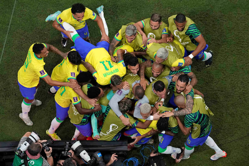 Игроки сборной Бразилии празднуют первый забитый гол в матче с Сербией