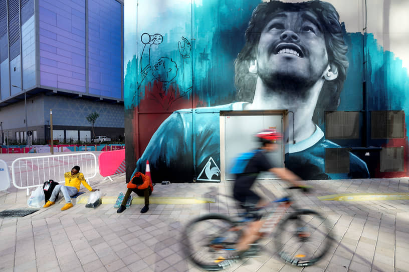 Граффити с изображением легенды футбола Диего Марадоны в Дохе