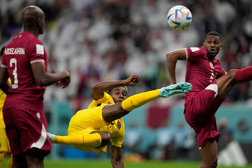 Игрок сборной Эквадора Феликс Торрес (в центре) борется за мяч с футболистом из Катара Абдулазизом Хатемом  (справа)