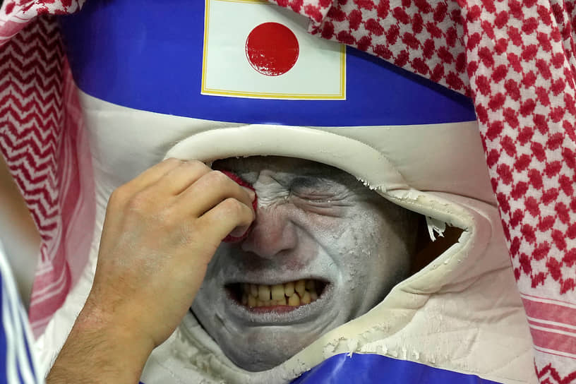 Японский болельщик плачет после поражения национальной сборной в матче против команды Хорватии 