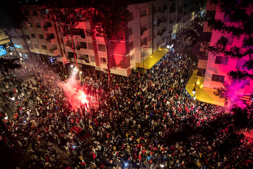Марокканцы празднуют победу над испанской сборной