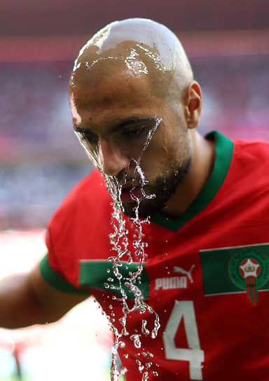 Полузащитник сборной Марокко Софьян Амрабат обливается водой