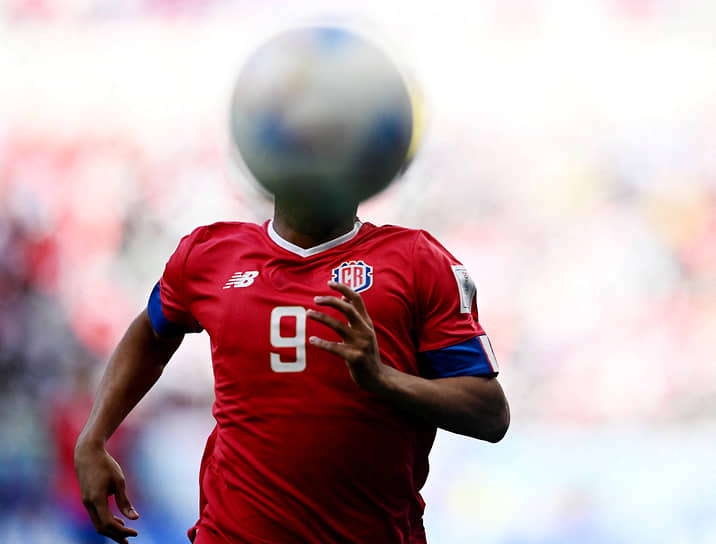 Нападающий сборной Коста-Рики Джевисон Беннетте бежит за мячом