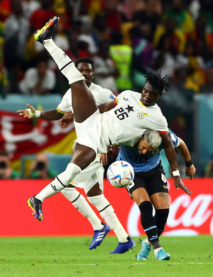Игроки сборных Ганы и Уругвая Сейду Алиду и Джорджиан де Арраскаэта на матче