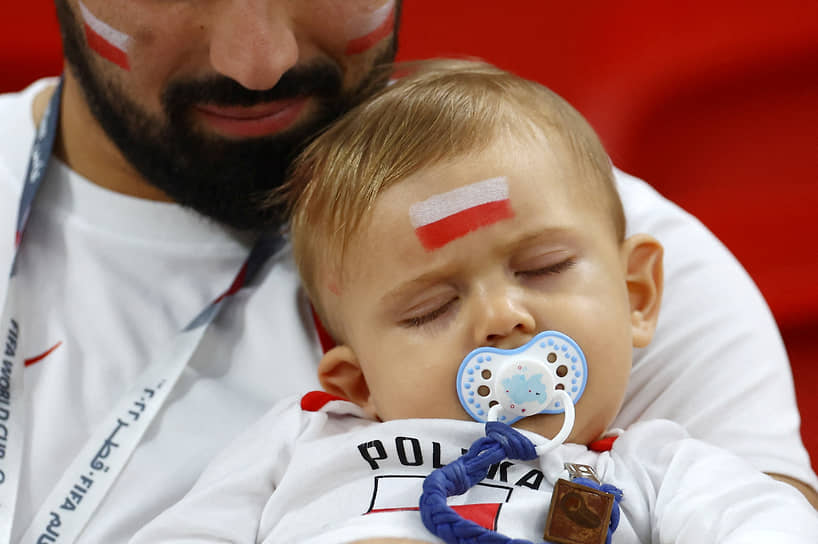 Ребенок спит во время матча Франция—Польша