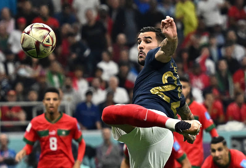 Защитник французской сборной Тео Эрнандес забивает первый гол в полуфинальном матче против Марокко 